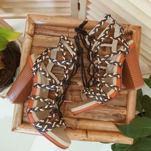 NWB↠Straw Tie Up Heels